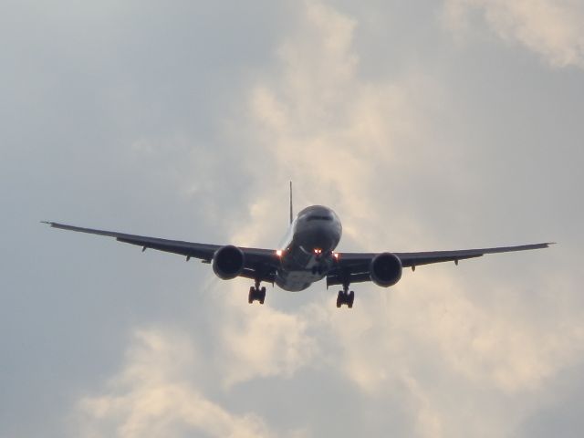 BOEING 777-300 (PT-MUH)