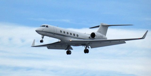 Gulfstream Aerospace Gulfstream V (N780W) - About to touch down is this 1997 Gulfstream V in the Winter of 2025.