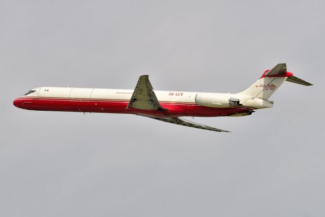 McDonnell Douglas MD-83 (XA-UZV)