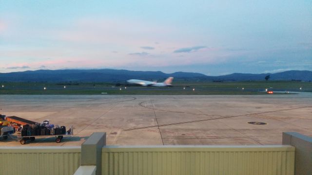 Boeing 737-800 (VH-VUT) - Sunset takeoff