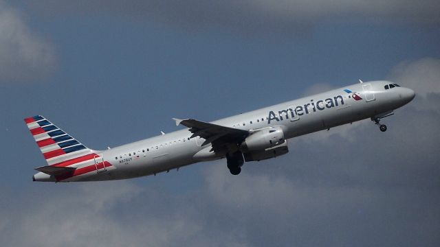 Airbus A321 (N987UY)