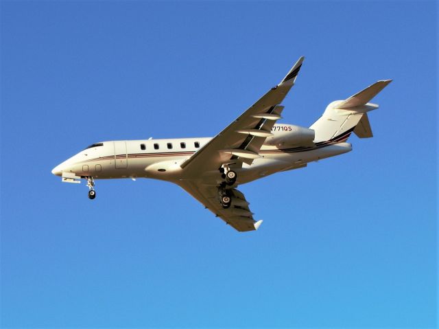 Canadair Challenger 350 (N771QS)