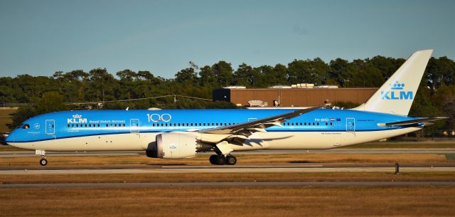 Boeing 787-9 Dreamliner (PH-BHD) - KLM 787-9 Dreamliner departs IAH en route to Amsterdam.