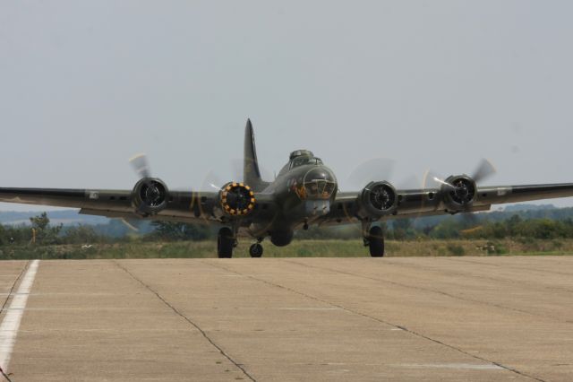 Boeing B-17 Flying Fortress (G-BEDF) - "Sally B" B17G 124485/DF-A (cn 8693)