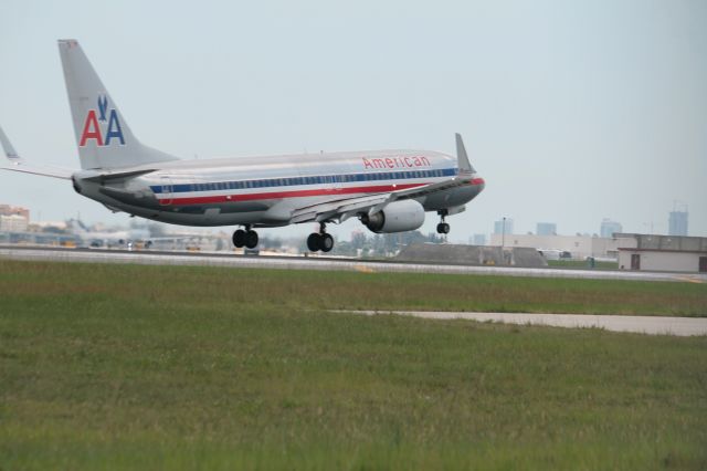 Boeing 737-800 (N858NN)