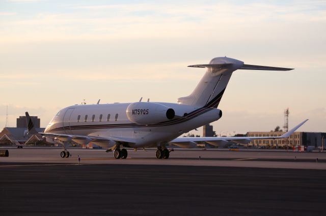 Canadair Challenger 350 (N759QS)