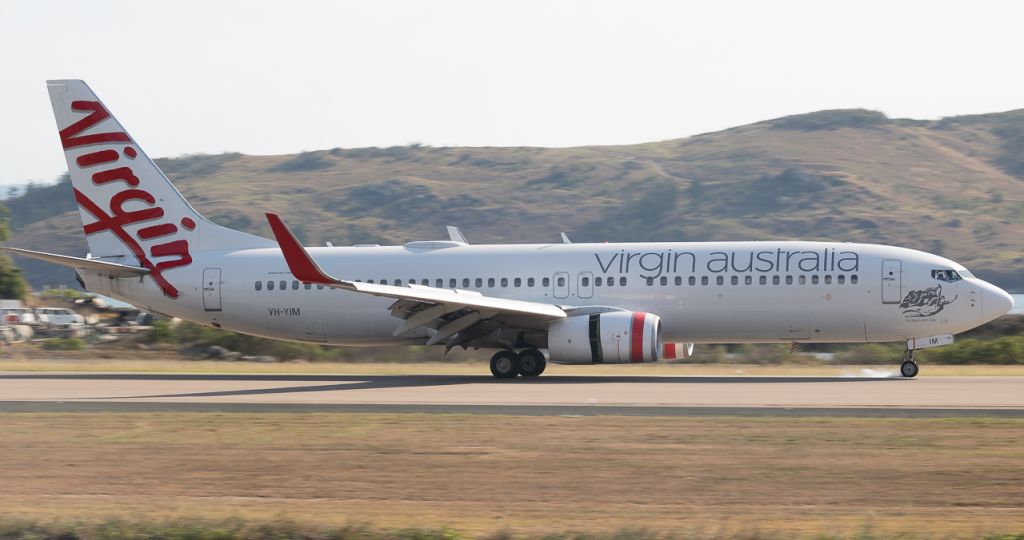 Boeing 737-800 (VH-YIM) - VH-YIM slowing down after touching down on runway 32