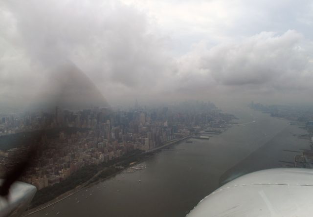 Beechcraft Baron (58) (N95PJ) - One of RELIANT AIRs Barons along the Hudson river at 2,000ft in class B airspace. RELIANT AIR has the lowest fuel price on the Danbury (KDXR) airport.