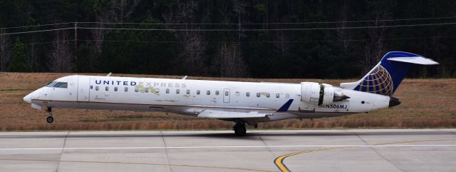 Canadair Regional Jet CRJ-700 (N506MJ) - Um... seem to be a bit naked there, buddy. Get a can of paint, stat!