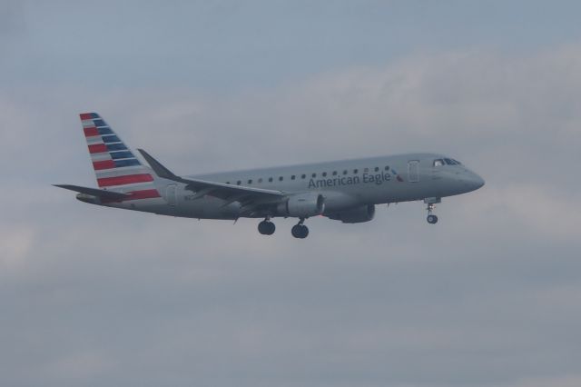 Embraer 170/175 (N226NN)