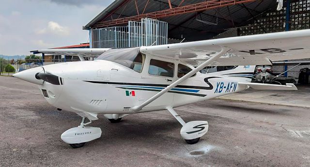 Cessna Skylane (XB-AFN) - Anteriormente esta aeronave contaba con otra matrícula y otro diseño en su livery