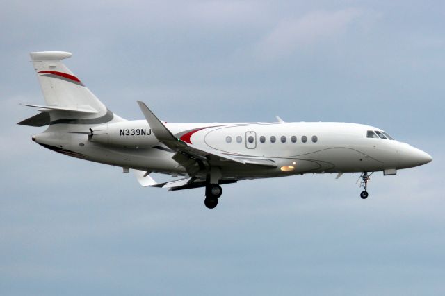 Dassault Falcon 2000 (N339NJ) - On short finals for rwy 7 on 18-Oct-22 arriving from KCHO.