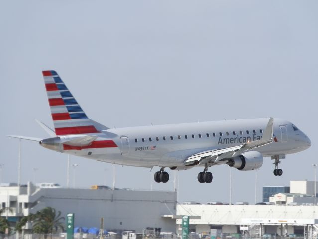 Embraer 170/175 (N433YX)