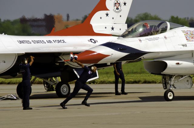 Lockheed F-16 Fighting Falcon — - Thunderbirds after performance shutdown 