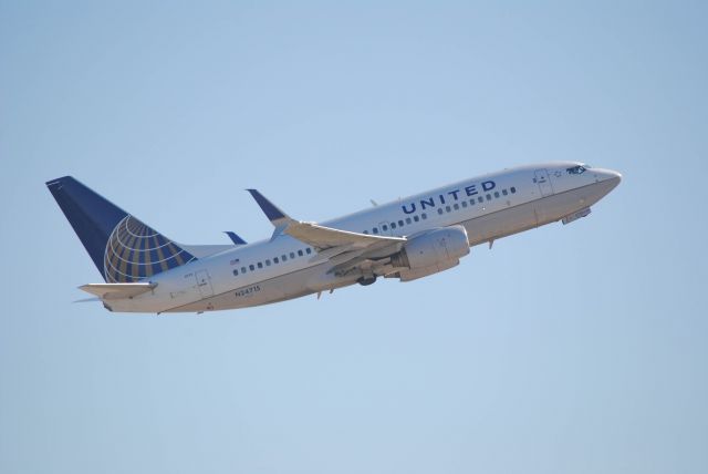 Boeing 737-700 (N24715) - 3/4/2016: United Boeing 737-724 departing Runway 33L at KIAH. 