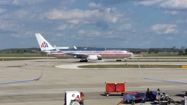 BOEING 767-300 (N374AA)