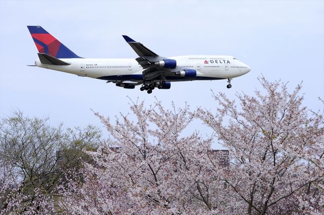 Boeing 747-400 (N674US)