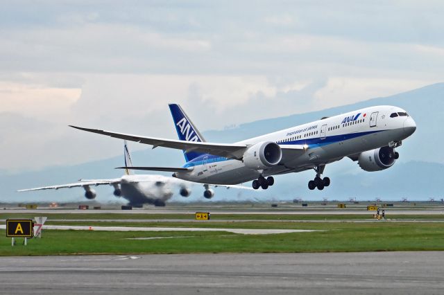 Boeing 787-9 Dreamliner (JA896A) - Antonov An-124 in the background