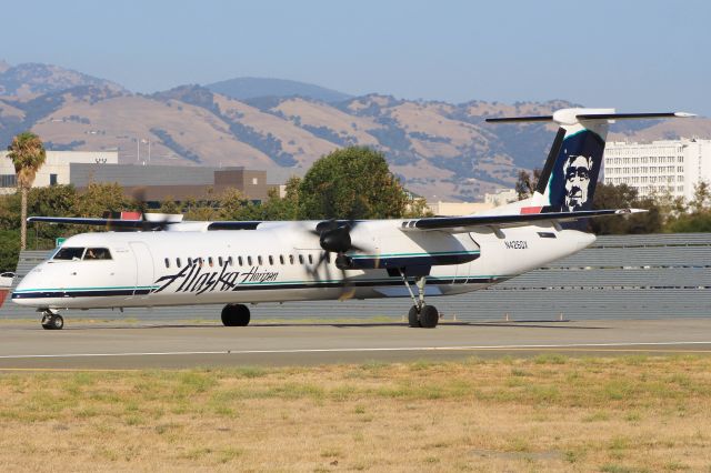 de Havilland Dash 8-400 (N426QX)