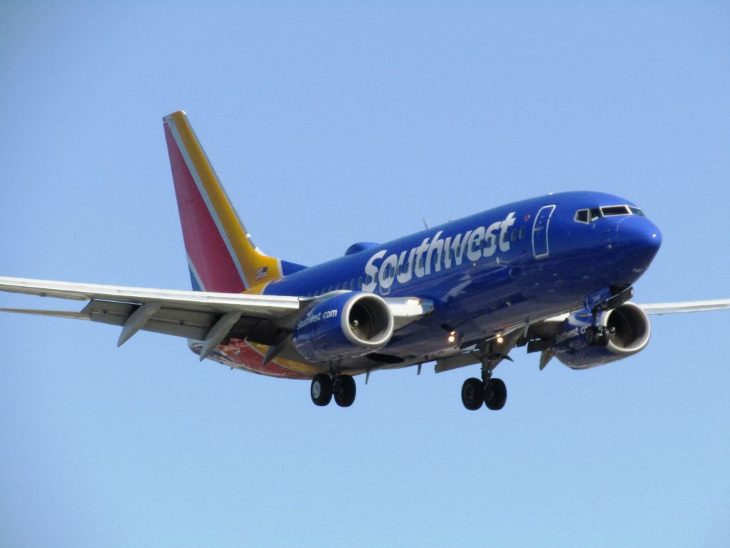 Boeing 737-700 (N7880D) - Landing RWY 20R