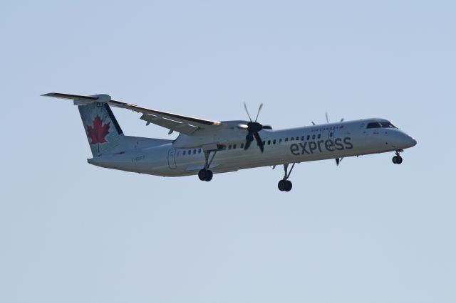 de Havilland Dash 8-400 (C-GGFP) - Arriving in Montreal on a sunny Sunday morning