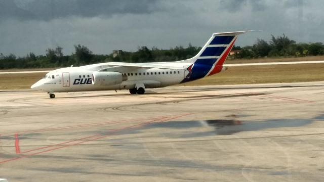 ANTONOV An-158 (CUT1714) - Carreteando en el aeropuerto Frank País de Holguín