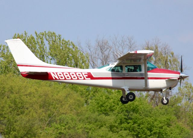 Cessna Skylane (N9889E) - At Downtown Shreveport. 1975 Cessna 182P Skylane