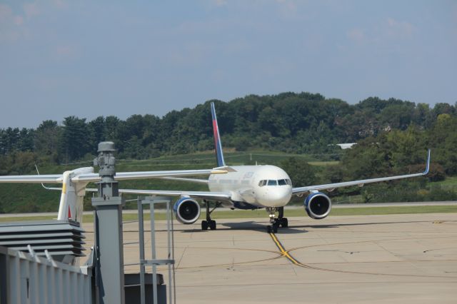 Boeing 757-200 (N704X) - 082512 Delta LFPG-KPIT taxiing in the the gate from 28R