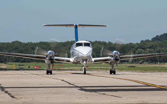 Beechcraft Super King Air 350 (N839UP) - Wheels Up 839 taxiing in from Kalamazoo, Michigan.