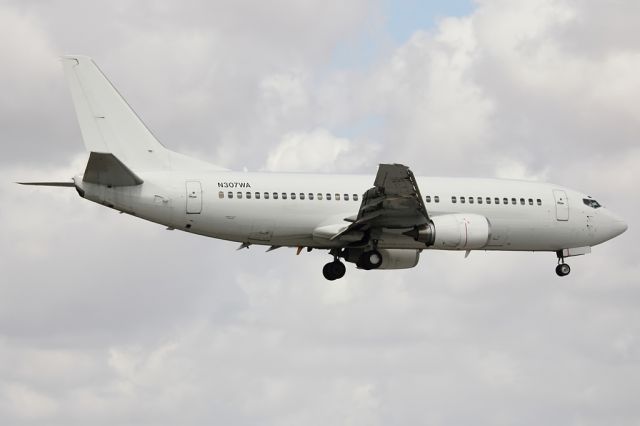 BOEING 737-300 (N307WA)