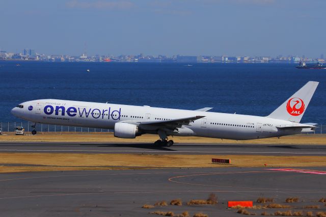 BOEING 777-300 (JA752J)