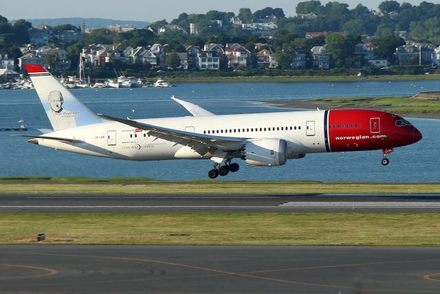 LN-LNB — - Nor Shuttle 7141 arriving frm Oslo