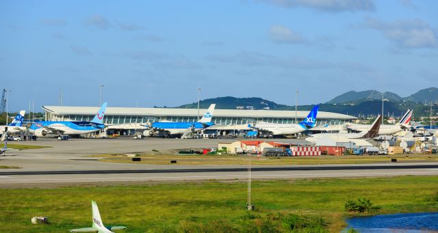 — — - TUI, KLM, XL airways, Air france at the gates at TNCM ST Maarten