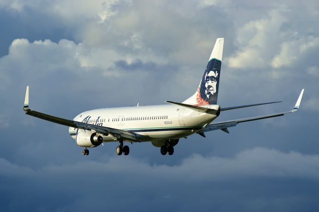 Boeing 737-800 (N535AS)