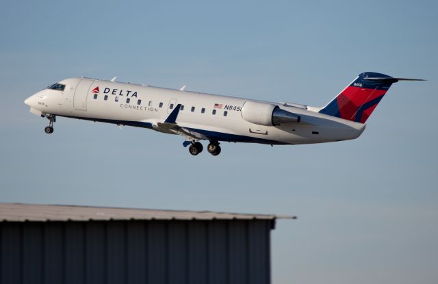 Canadair Regional Jet CRJ-200 (N8458A) - Take off RW28.