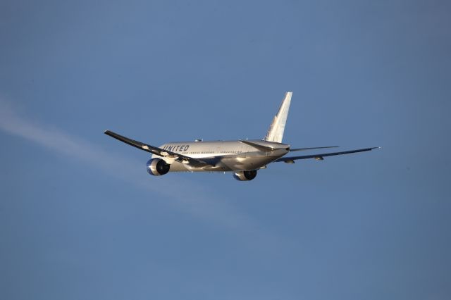 Boeing 777-200 (N799UA)