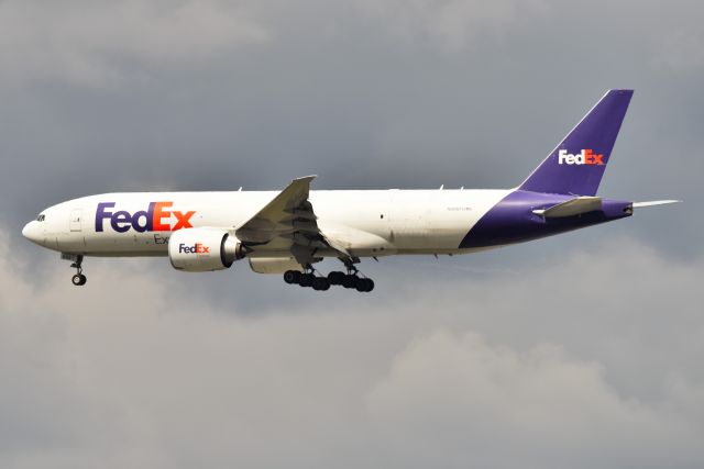 BOEING 777-200LR (N886FD) - 23-R 04-08-22