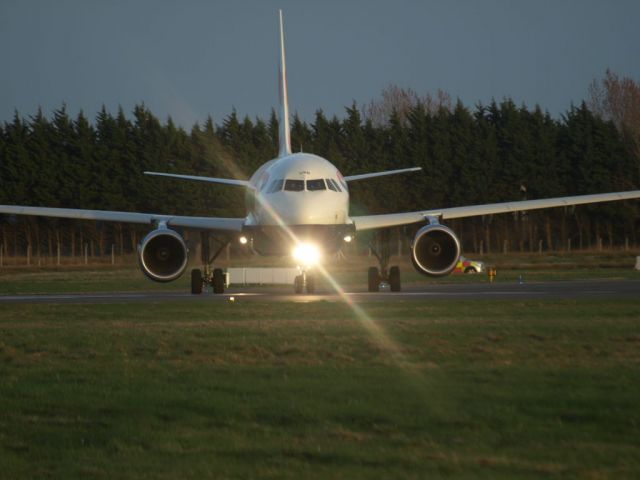 Airbus A318 (G-EUNB)