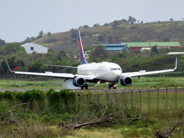 Boeing 737-800 (N3740C)