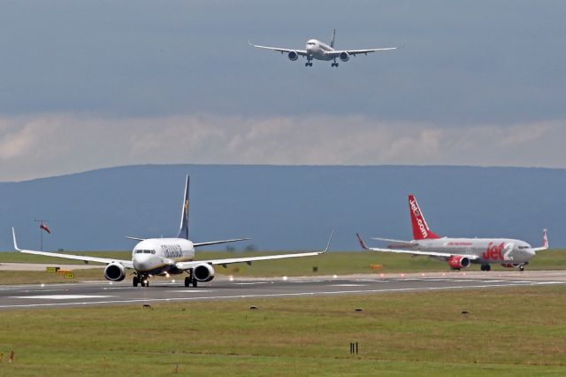 Boeing 737-800 (EI-EVG) - RYR8358 departs to Budapest on 23L as SIA51 from IAH approaches 23R with EXS759 to Mahon next to depart.