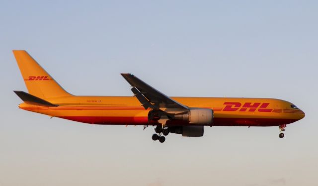 BOEING 767-300 (N372CM)