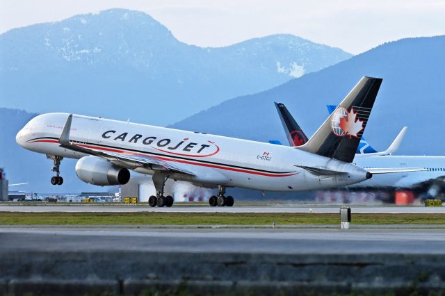 Boeing 757-200 (C-GTCJ)