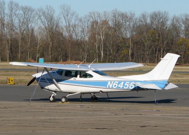 Cessna Skylane RG (N6458T) - Parked at Downtown Shreveport.