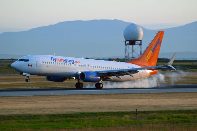 Boeing 737-800 (C-GOWG)