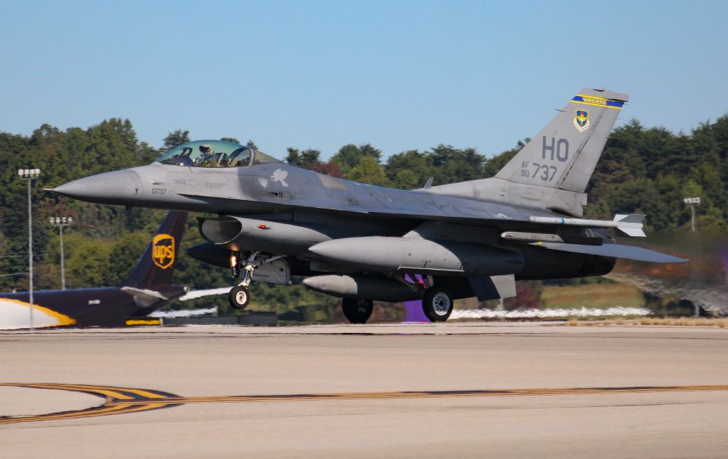 Lockheed F-16 Fighting Falcon (90-0737)