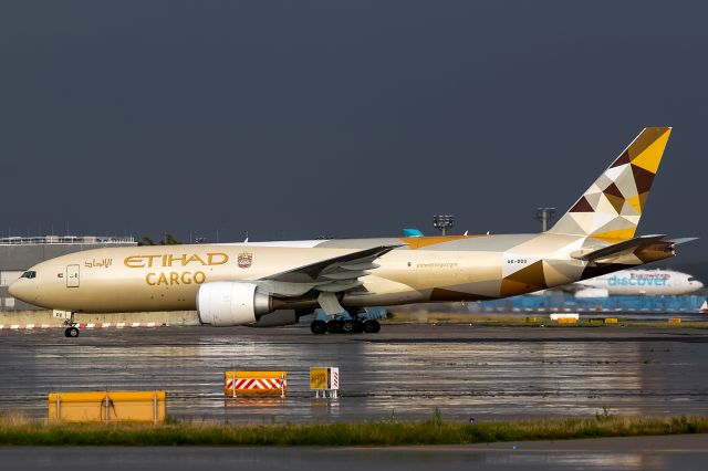 Boeing 777-200 (A6-DDD) - after thunderstorm