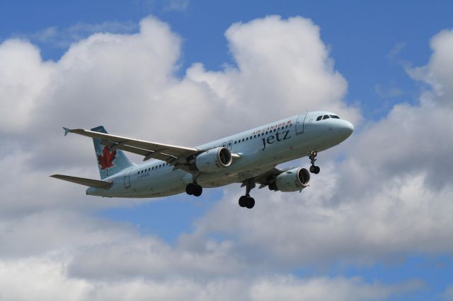 Airbus A320 (C-FPWD) - Arriving Montreal-Trudeau on runway 24R