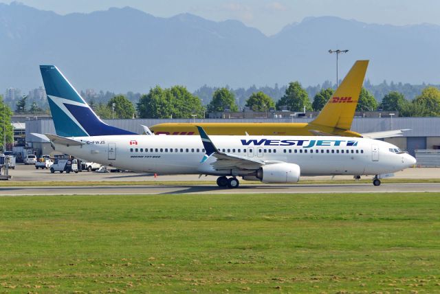 Boeing 737-700 (C-FWJS)