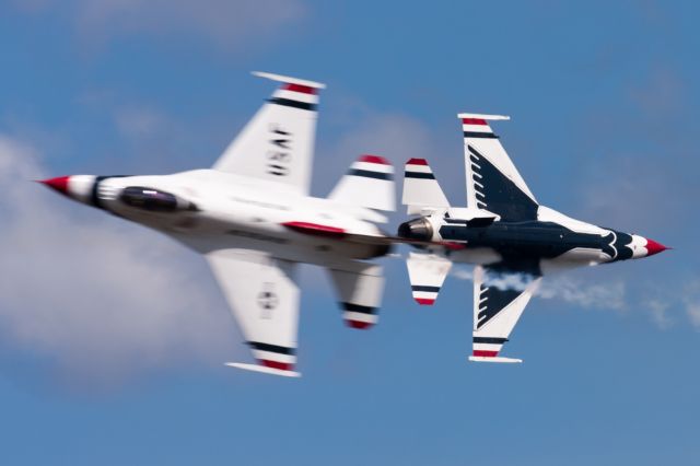 Lockheed F-16 Fighting Falcon (N5N6) - Thunderbirds 5 and 6 barely missing each other.