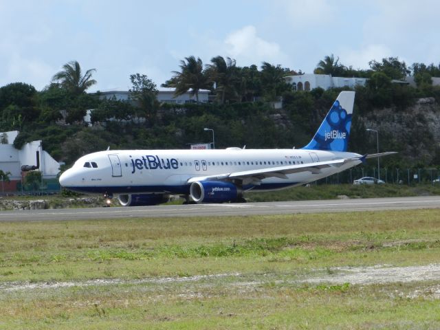 Airbus A320 (N563JB)